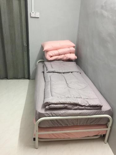 una pila de camas en una habitación en Ipoh homestay, en Ipoh