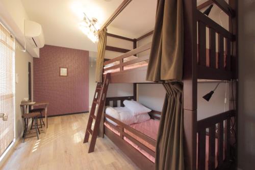 Bunk bed o mga bunk bed sa kuwarto sa Toyotaya Hostel