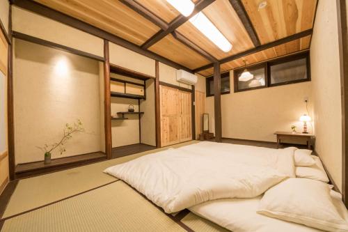 1 dormitorio con 1 cama grande en una habitación en Kyoto style small inn Iru en Kyoto