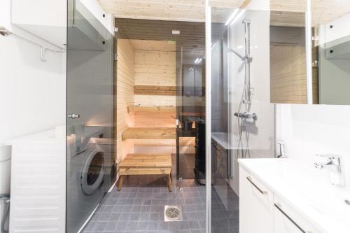 ヴァンターにあるKylväjänkuja Apartmentsのバスルーム(シャワー、洗濯機付)