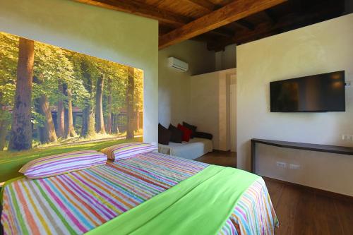 um quarto com uma cama com um quadro na parede em Sant'Anna em Somma Lombardo