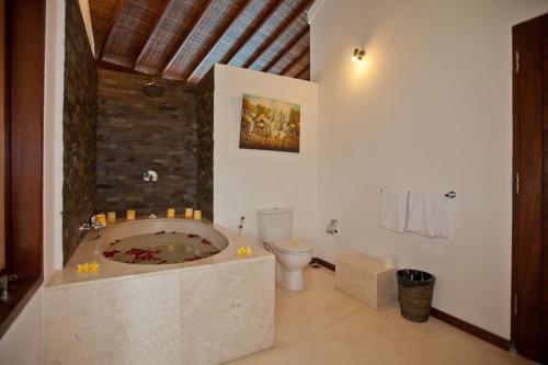 Ett badrum på Villa Origami by Nagisa Bali