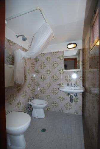 リミニにあるHotel Cesariのバスルーム(トイレ、洗面台付)