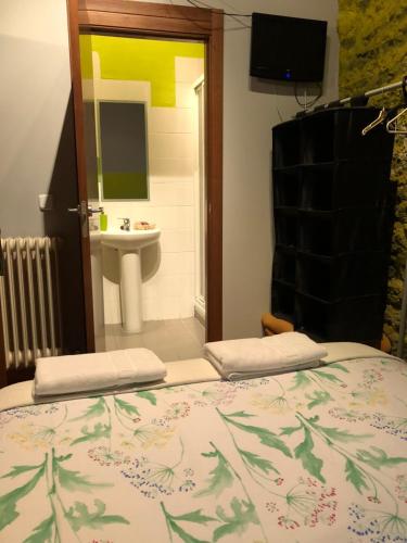 1 dormitorio con 1 cama y baño con lavamanos en Hosteria Natura Plaza, en Segovia