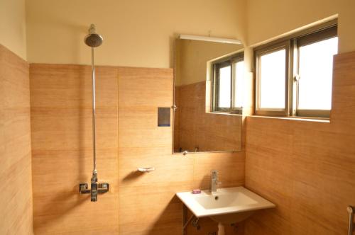 un bagno con lavandino e specchio di Intellectual Budget - Bahria Town a Rawalpindi