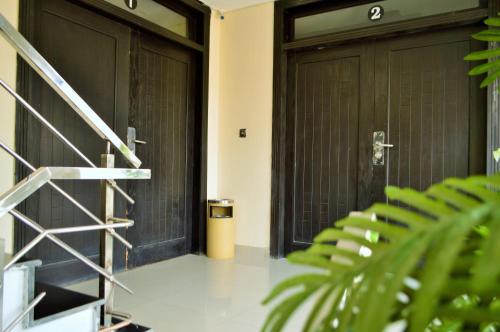 un corridoio con due porte e un cestino di Intellectual Budget - Bahria Town a Rawalpindi