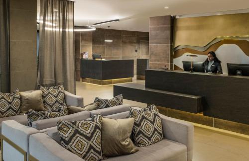 Ruang duduk di Avani Windhoek Hotel & Casino
