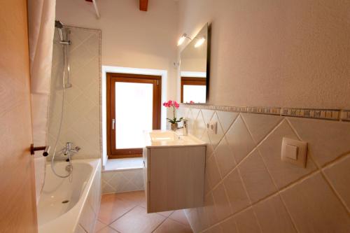 La salle de bains est pourvue d'un lavabo, d'une baignoire et d'un miroir. dans l'établissement Eu Forat, à Pollença