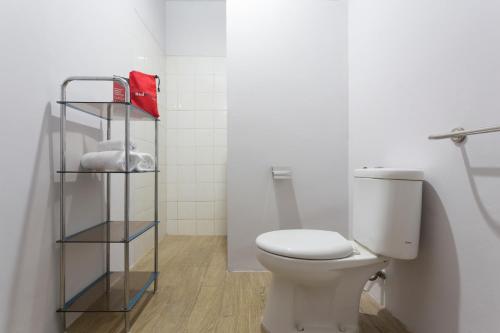 Bagno di RedDoorz Plus near Cilandak Town Square 2