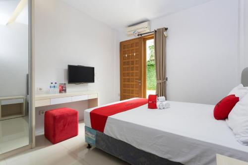 Letto o letti in una camera di RedDoorz Plus near Cilandak Town Square 2