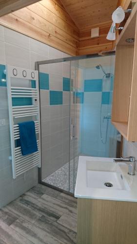 Phòng tắm tại Gîte avec espace bien-être et jacuzzi entre Bordeaux et Lacanau océan