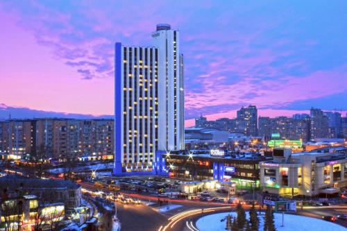 un skyline di notte con un edificio alto di Tourist Hotel Complex a Kiev