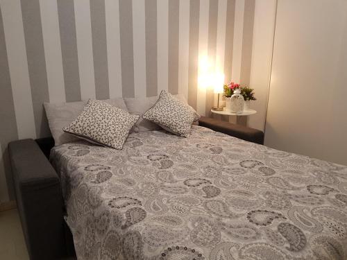 ミラノにあるCozy brand new studio-monolocaleのベッドルーム1室(枕2つ付)