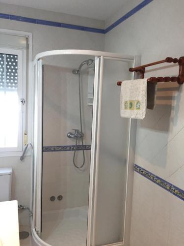 baño con ducha y puerta de cristal en Apartamentos Manbea, en San José