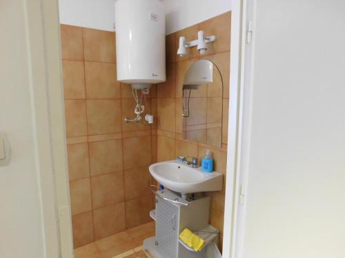 ハイドゥソボスローにあるIBI Apartmanのバスルーム(洗面台、鏡付)