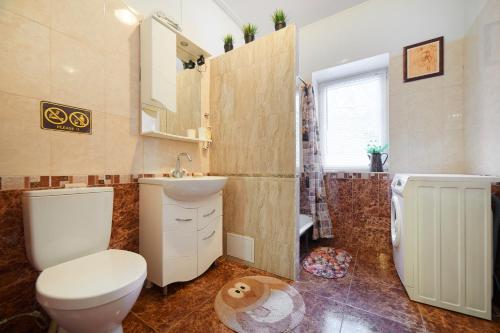 ピャチゴルスクにあるHoliday Home Villa Efimiyaのバスルーム(白いトイレ、シンク付)