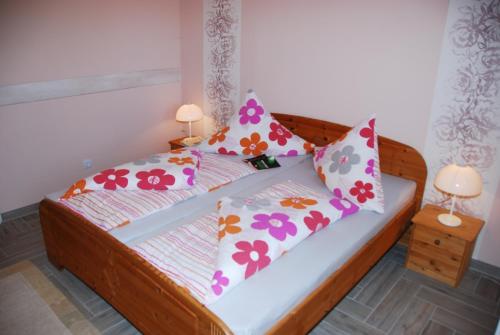 Un pat sau paturi într-o cameră la Ferienhof Blunck