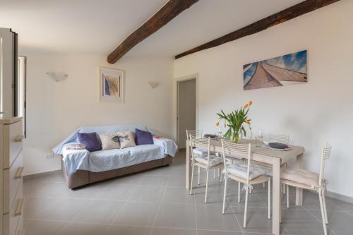 ein Wohnzimmer mit einem Sofa und einem Tisch in der Unterkunft donadelmar2 in Riomaggiore