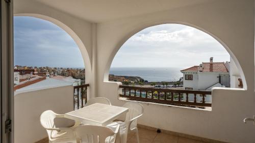 Un balcón con mesa y sillas y vista al mar. en BLUESEA Apartamentos Callao Garden, en Callao Salvaje
