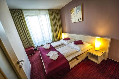 Postel nebo postele na pokoji v ubytování Crocus Apartments 310, 507