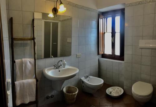 y baño con lavabo y aseo. en Podere Schioppello Casale con appartamenti privati, en Cibottola