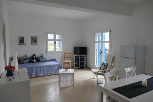 ein Wohnzimmer mit einem Bett und eine Küche in der Unterkunft Villa Gabriela in Rogón