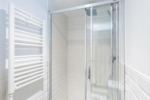 eine Dusche mit Glastür im Bad in der Unterkunft Flateli Girona City Center 2 in Girona