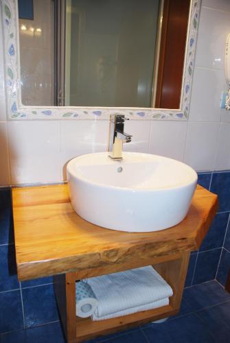 a white sink on a wooden counter in a bathroom at Ostia Antica Park Hotel & Spa in Ostia Antica