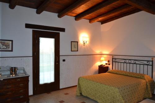 Llit o llits en una habitació de Masseria Protomastro Hotel