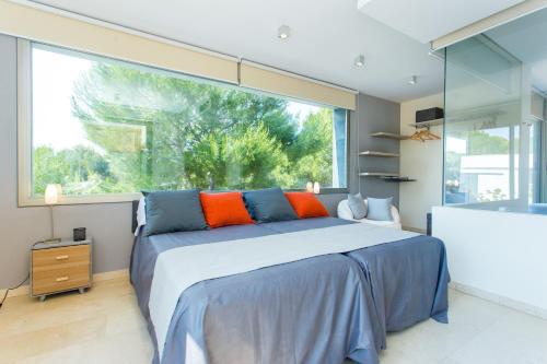 タラゴナにあるVilla Limonium Deluxe, TarracoHomesのベッドルーム1室(ベッド1台、大きな窓付)
