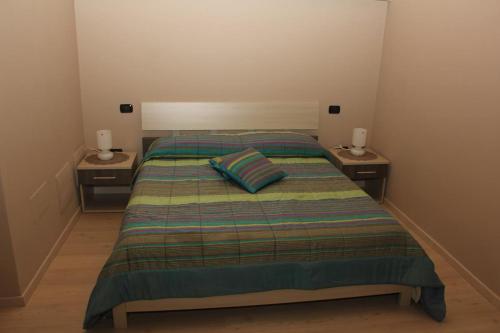 una piccola camera da letto con un letto con due comodini di santa lucia ad Altamura