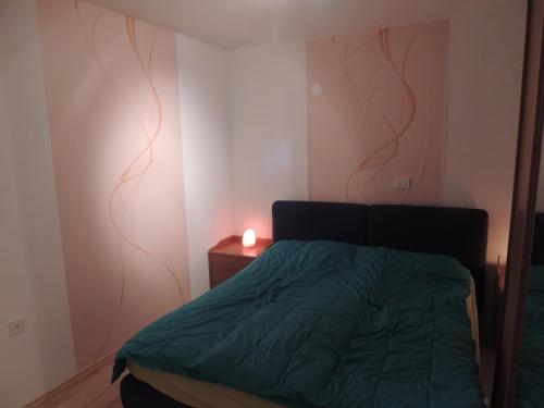 ein Schlafzimmer mit einem Bett und einer Kerze auf einem Tisch in der Unterkunft Apartma Bovec in Bovec