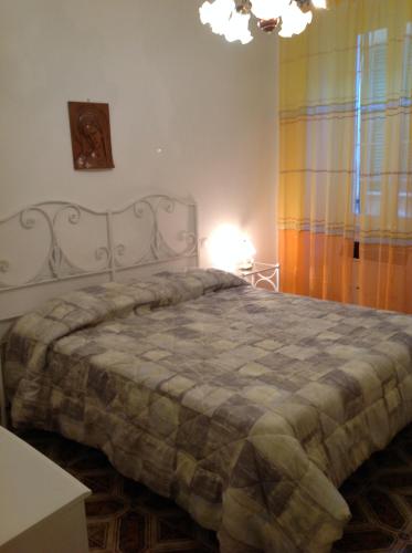 ein Schlafzimmer mit einem großen Bett in einem Zimmer in der Unterkunft Appartamento Andromeda in Vernazza