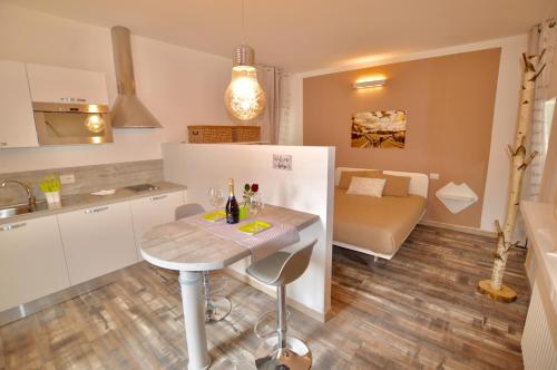 - une cuisine et une salle à manger avec une table et un canapé dans l'établissement Casa delle Corti, à Colico