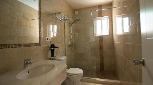 a bathroom with a sink and a toilet and a shower at Finca Bella Vista in Alhaurín el Grande