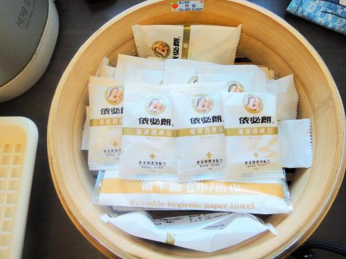 a basket filled with packets of legitimate hyperthyrogenic power towels at Chin Shan B&B in Guanshan