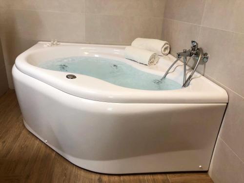 eine weiße Badewanne im Bad in der Unterkunft Hotel Riviera Palace in Porto Empedocle