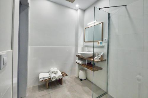 Phòng tắm tại Maresía Canteras Urban Hotel