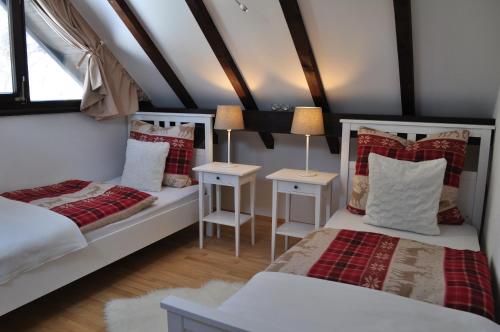 two twin beds in a room with two lamps at Ferienhaus Chiemgauer Auszeit in Siegsdorf