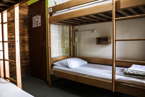 Łóżko lub łóżka piętrowe w pokoju w obiekcie Envoy Hostel & Tours