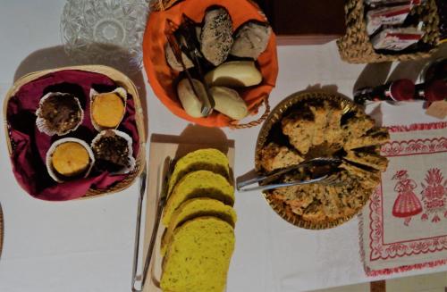 une table contenant différents types de denrées alimentaires dans l'établissement Guest House Delizia Estense, à Ferrare