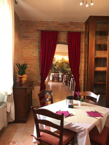 Reštaurácia alebo iné gastronomické zariadenie v ubytovaní Locanda Ca’ Rossa