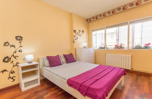 1 dormitorio con 1 cama con manta morada en YOUR HOME - Central Apartment, en Barcelona
