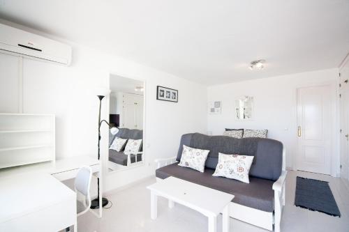 uma sala de estar branca com um sofá e uma mesa em Apartamento Las Terracitas 43 em Tías