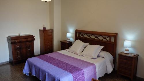 バレンシアにあるBig & Clean Apartmentのベッドルーム1室(大型ベッド1台、ナイトスタンド2台付)