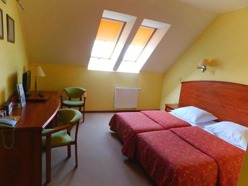 En eller flere senger på et rom på Hotel Piast