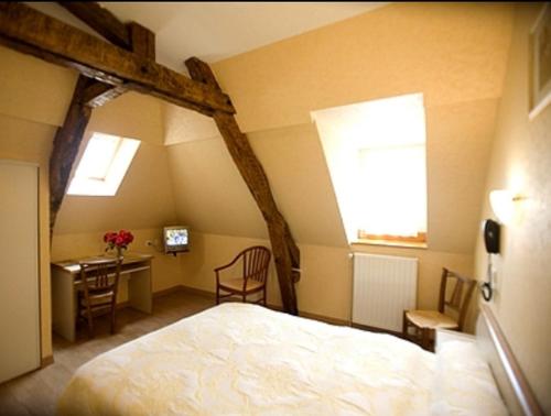 Tempat tidur dalam kamar di Hôtel Ardiden
