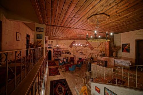 a large living room with a wooden ceiling at Jerveni Cave Hotel in Mustafapaşa
