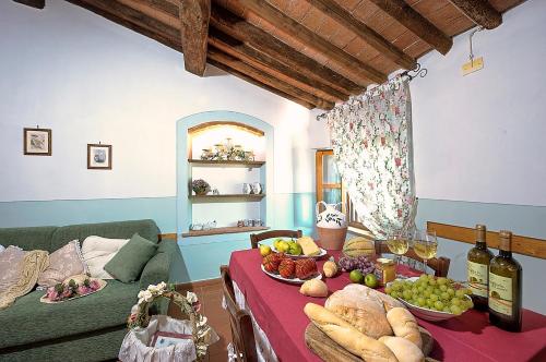 una sala de estar con una mesa con comida. en Montelopio by PosarelliVillas en Montelopio