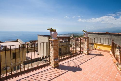 Afbeelding uit fotogalerij van Taormina al Bacio apartment in Taormina